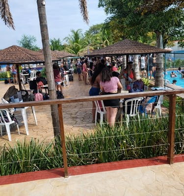 Entrada com comida e bebida (sem vidro) para escolas – Clube AQUA