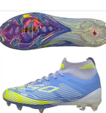 Botines de fútbol en azul y amarillo que cuentan con una placa de suela metálica iridiscente.