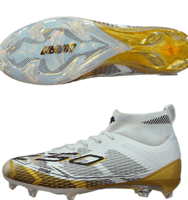 Botas de fútbol en color blanco y dorado, con cuello alto y una placa de tracción cromada.