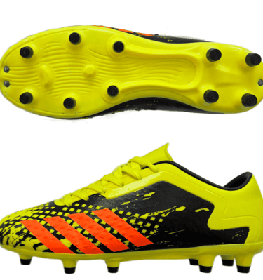 Botas de fútbol amarillas y negras con franjas naranjas y tacos para terreno firme.