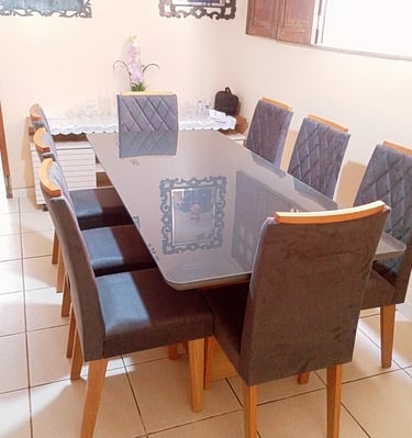 Montagem de mesa e cadeiras 