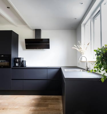 Cuisine noire mate design avec plan de travail épuré réalisée par cuisiniste à Caen