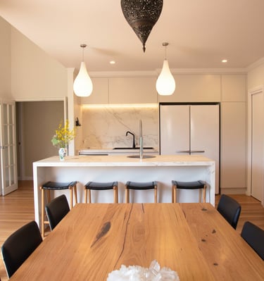 Réalisation d'une cuisine sur mesure avec ilot et coin repas à Cabourg