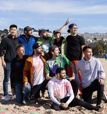 Fotografía de jugadores y jugadoras de un equipo de ultimate frisbee en un una playa de día