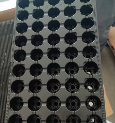 Crna plastična posuda za sadnice sa 50 ćelija za stakleničko vrtlarstvo i razmnožavanje biljaka.