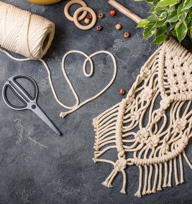 Colgante de pared de macramé hecho a mano con cordón de algodón, cuentas de madera 