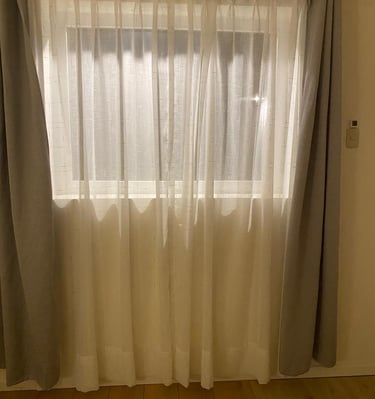 Ventana termoacústica con cortinas y vista al patio en hotel hospedaje en Huayllay Cerro de Pasco