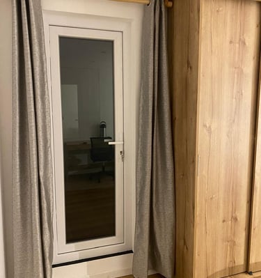 Puerta termoacústica con acceso a patio privado en hospedaje hotel en Huayllay Cerro de Pasco