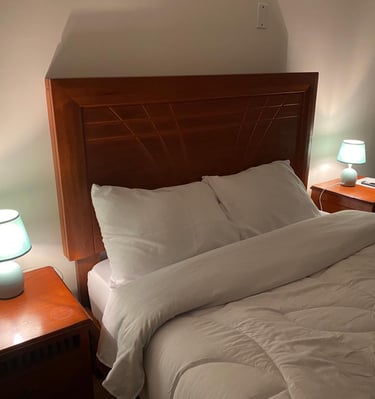 Cabecera de cama con iluminación cálida en hotel hospedaje en Huayllay Cerro de Pasco
