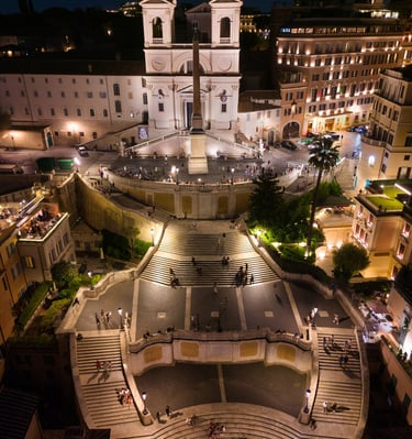 Roma, visione dall'alto in notturna fatta con i droni dell'iconica Piazza di Spagna