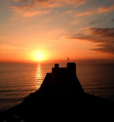 Un romantico tramonto sul Mediterraneo sullo sfondo lo skyline della torre Truglia di Sperlonga. 