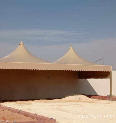 مظلات سيارات خارجية في الرياض بتصميم ثابت وخامات عالية الجودة تتحمل الحرارة والعوامل الجوية.