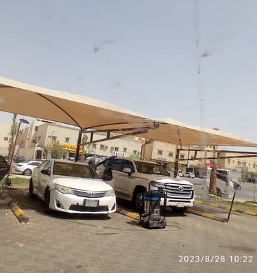 مظلات مواقف سيارات في الرياض، تركيب مظلات قماش تحمي المركبات من الشمس مع تنفيذ احترافي.