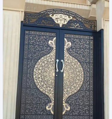 باب حديد خارجي فاخر بتصميم كلاسيك وقص ليزر، مناسب لمداخل الفلل في الرياض.