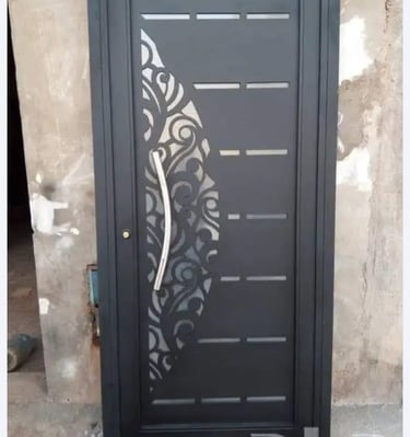 باب حديد داخلي عصري بنقوش ليزر، تنفيذ احترافي يوفر الأمان والجمال في الرياض.