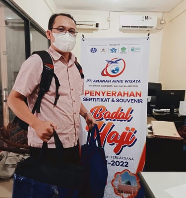 serah-terima-sertifikat-dan-suvenir-badal-haji-ainie-wisata