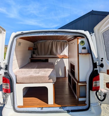 Aménagement intérieur bois pour petit utilitaire, optimisation de l'espace et design old-school par