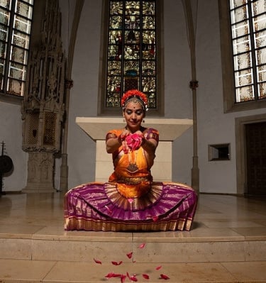 Blumenopfer Pushanjali in der St Sebastian-Kirche Münster