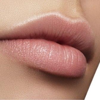 Primo piano di labbra carnose e idratate dopo il trattamento filler del Dott. Porro