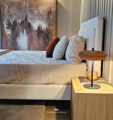 Decoração moderna de quarto com mesa de cabeceira em madeira, candeeiro de design e quadro abstrato