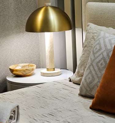 Candeeiro de mesa moderno com cúpula dourada | mesa cabeceira minimalista | almofadas decorativas