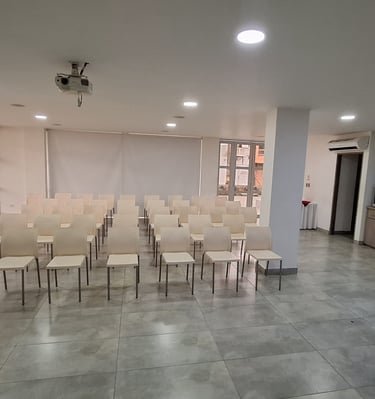 Auditorio con capacidad maxima de 65 personas en siilas hergonomicas para su comodidad