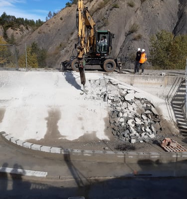 refection des dalles beton du parement etanche du canal des Grès dans le Buech