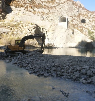 digue du bassin de dissipation à l'aval du barrage de Chaudanne