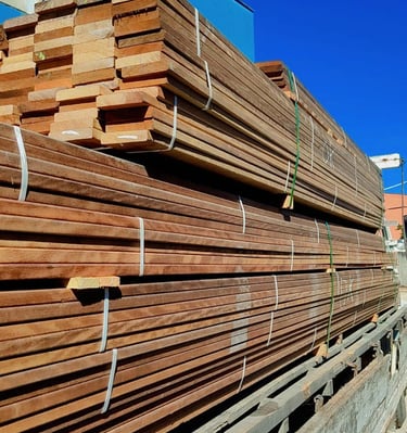 Caminhão carregado de madeiras