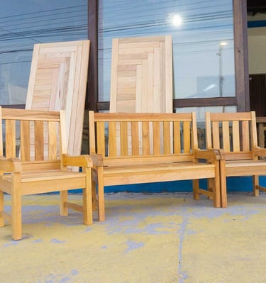 Cadeiras e portas de madeiras