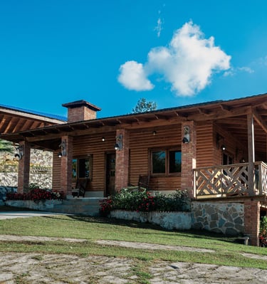 Villa de madera con chimenea con hermosa vista al cielo