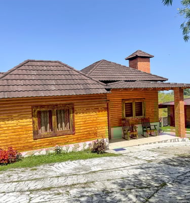 Villa de madera con chimenea, parqueo y sillas comodas