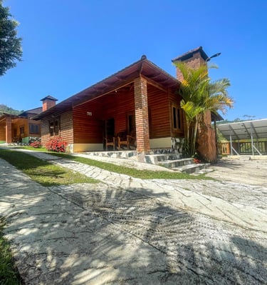 Villa con amplio parqueo, sistema de energia renovable, chimenea arboles y