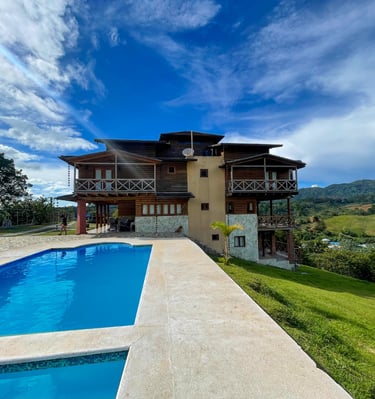 Villa con piscina, chimenea, muchas habitacioes, amplia piscina privada con jacuzzi climatizado,