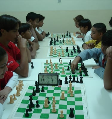 Jovens jogando partidas de xadrez num projeto social do moinho cultural sul americano MS-Brasil