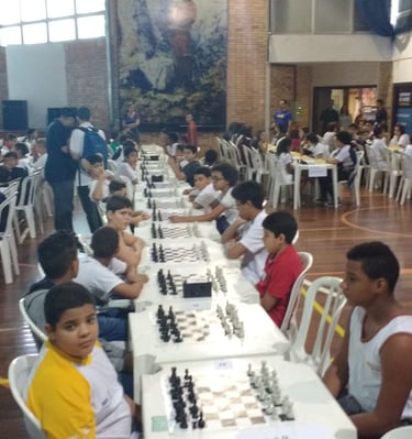varias crianças e jovens jogando xadrez no evento intercolegial no rio de janeiro