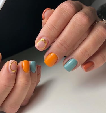 Klientei atliktas kombinuotas manikiūras su dekoru.