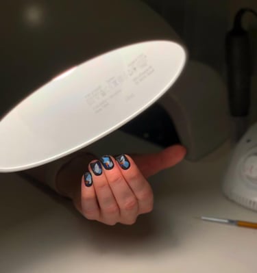 Klientei atliktas kombinuotas manikiūras su penkių atspalvių geliniu lakavimu