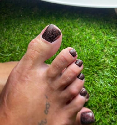 Podologas atliko aparatinį pedikiūrą ir pašalino nuospaudas