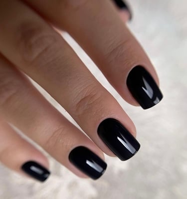 Black manikiuras su geliniu lakavimu Vilniuje