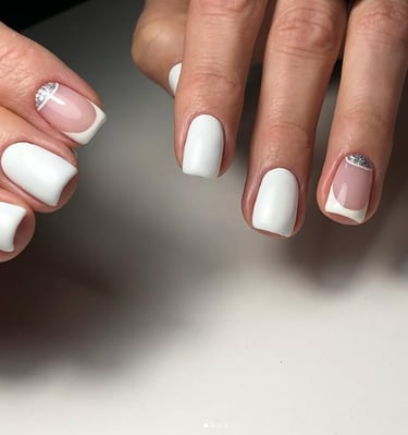 Atlikome kombinuotą prancūzišką manikiūrą su dekoru