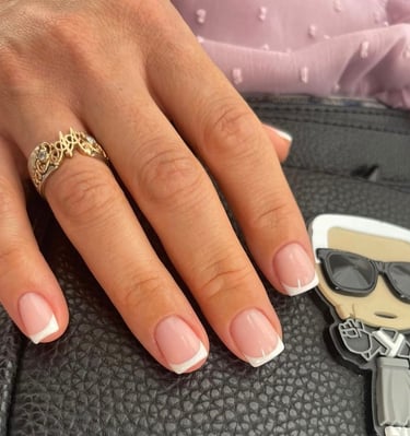 Tobulas gimtadienio akcentas – elegantiškas prancūziškas manikiūras