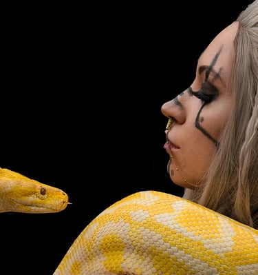FotoFair model met gele slang