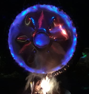 Gong im Lagerfeuer angestrahlt mit blauem Licht
