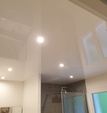 Plafond tendu PVC blanc laqué salle de bains avec spots intégrés