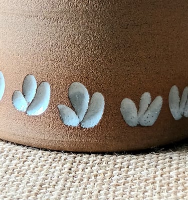 Vase en grès roux gravures émaillées
