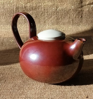 Théière bicolore rouge et blanche. céramique artisanale