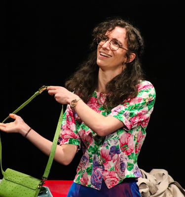 Aude Fy, comédienne dans une pièce de théâtre