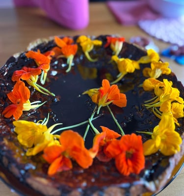 Bolo de aniversário feito pelas crianças e professoras para a comemoração de um aniversário.