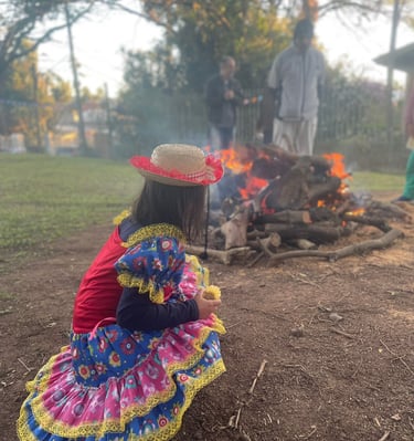 Criança perto da fogueira na festa de São João, uma das festas comemoradas na pedagogia Waldorf.